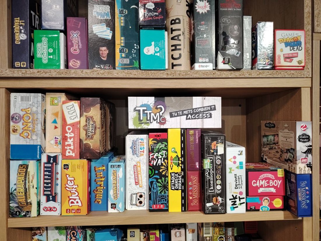 Une partie du mur de jeux du café