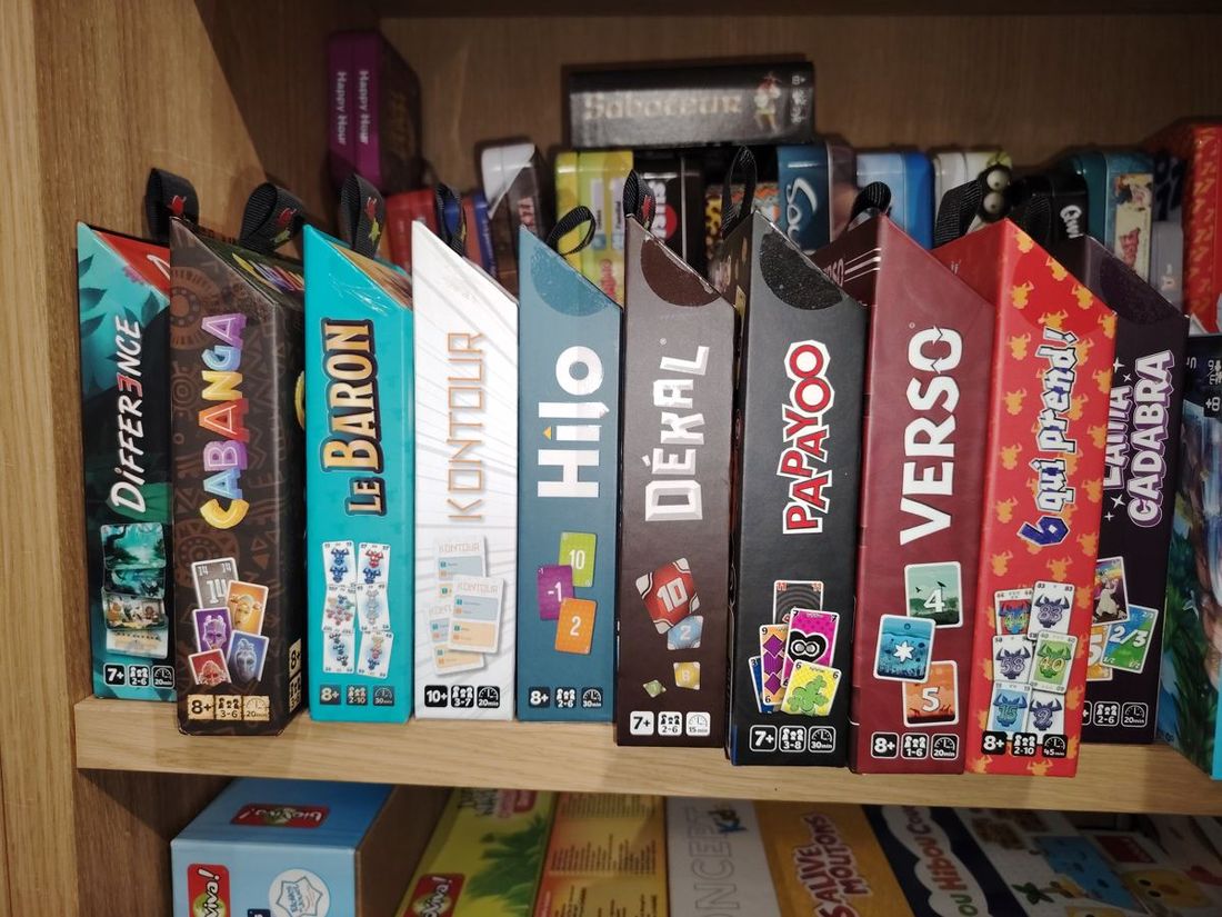 Des jeux de cartes sur une étagère du café